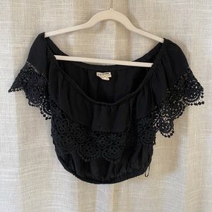 Off the shoulder ezmerelda crop top